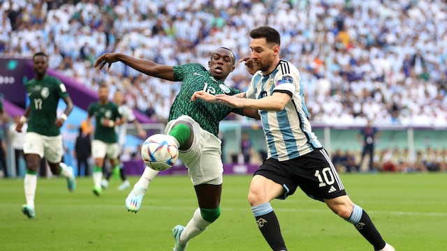 Lionel Messi animó a sus compañeros tras la derrota.