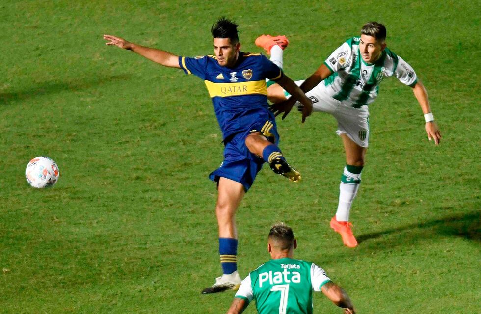 Denunciaron al defensor de Boca Carlos Zambrano por atropellar a un motociclista y no asistirlo