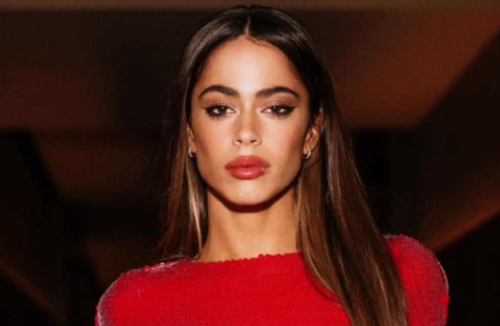 El bolso de casi $80 mil que llevó Tini Stoessel al partido de la Selección Argentina y que combinó con la remera de Rodrigo de Paul