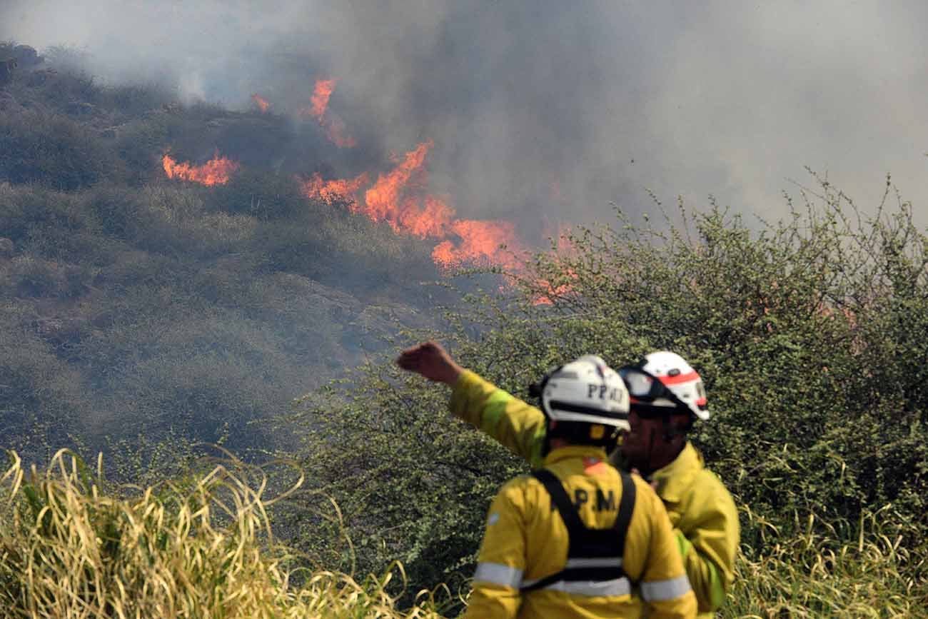 Incendio en la Quebrada del Condorito. Cortan el camino a las Altas Cumbres y despliegan un gran operativo terrestre y aéreo. (José Hernández / La Voz)