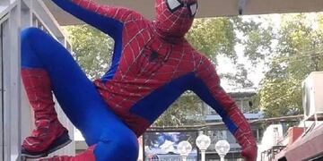 Tristeza en Salta: se despidió el joven disfrazado de "Hombre Araña" que traía alegría a grandes y chicos.
