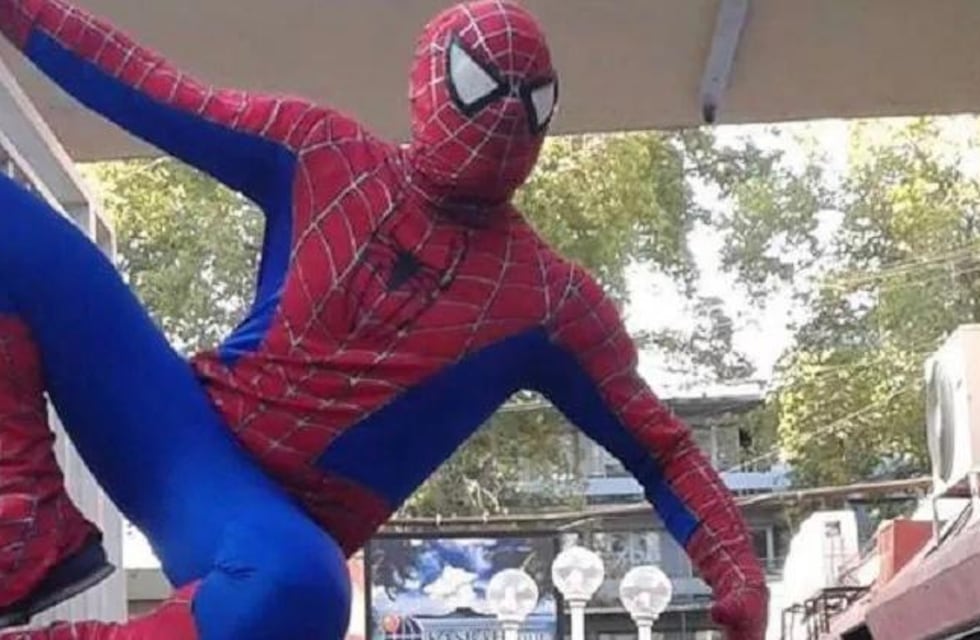 El Hombre Araña “salteño” que alegraba a grandes y chicos tuvo que abandonar la ciudad