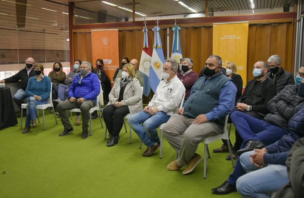 Representantes de Instituciones de Arroyito junto a Benedetti participaron de la reunión con la Provincia