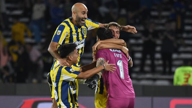 Carlos Quintana, un ex Talleres, en el festejo de Rosario Central para eliminar a River. Y a Talleres se le terminó el año (Fotobaires).