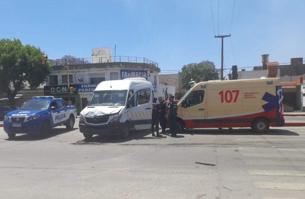 Susto en avenida Sabattini de Córdoba: un utilitario impactó contra un transporte escolar