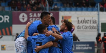 Estudiantes goleó en Río Cuarto y se prende en la Primera Nacional. (Tomy Fragueiro)