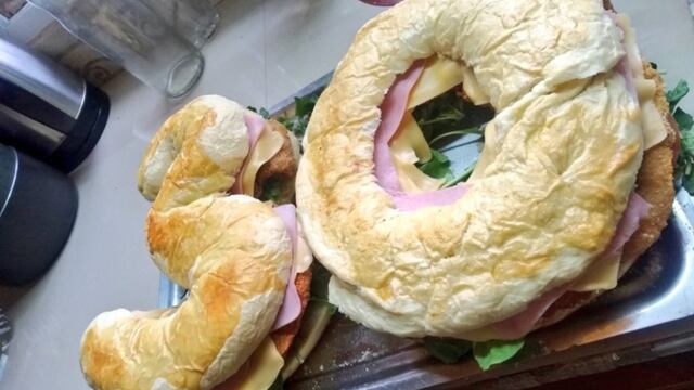 Un chubutense sorprendió a su prima con una torta sánguche y se volvió viral en las redes