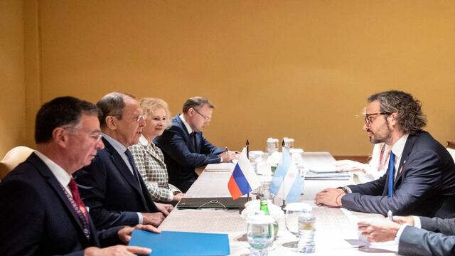 Cafiero mantuvo una reunión bilateral con el ministro de Asuntos Exteriores de la Federación de Rusia, Serguéi Lavrov, a quien le pidió el cese del fuego contra Ucrania.
