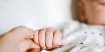 La familia del pequeño pide que lo trasladen al Garrahan, pero desde Provincia no brindan respuesta, y el terreno que les otorgaron para vivir es insalubre e inhabitable.