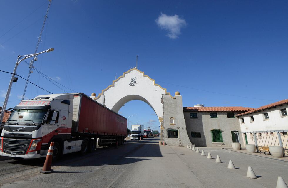 Alerta: tránsito cortado en limite provincial por camión volcado