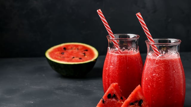 Cómo hacer sandía rellena: la receta de tragos con y sin alcohol para brindar en estas Fiestas