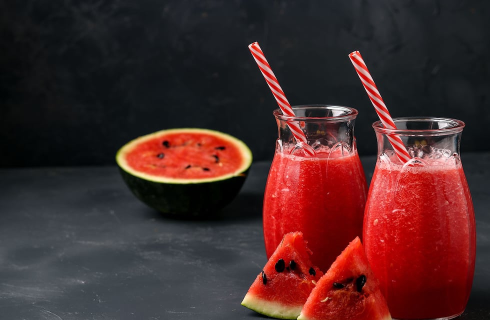 Cómo hacer sandía rellena: la receta de tragos con y sin alcohol para brindar en estas Fiestas