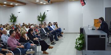 Felipe Pigna disertó en el centro cultural del SEOM