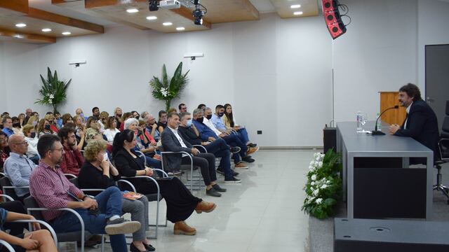 Felipe Pigna disertó en el centro cultural del SEOM
