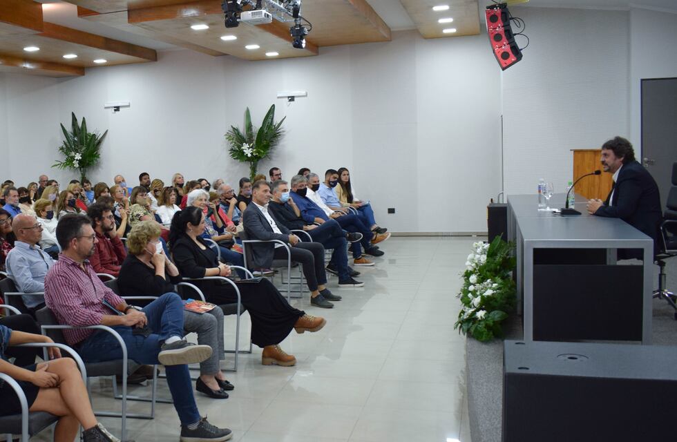 Felipe Pigna disertó en el SEOM