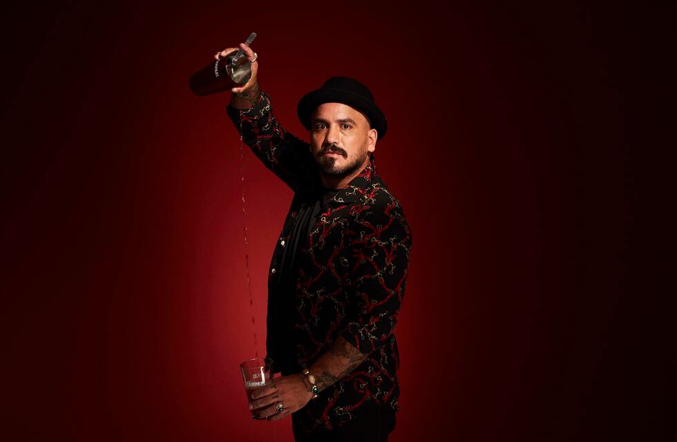 Juan Roda, el bartender marplatense que creó un trago inspirado en una tormenta de mar