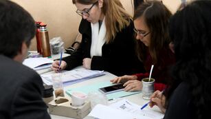 Elecciones en Córdoba 2023. Duplican personal para agilizar el escrutinio definitivo. (Ramiro Pereyra / La Voz)