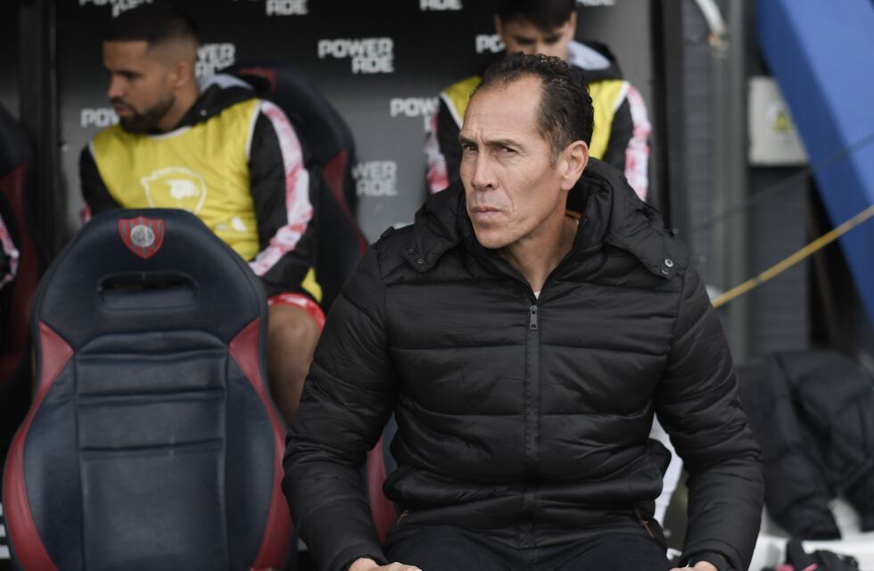 El técnico que ascendió a Instituto vuelve a trabajar, y en el exterior