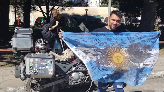 Un joven recorre el país con una bandera argentina con la que junta firmas de ex combatientes de Malvinas.