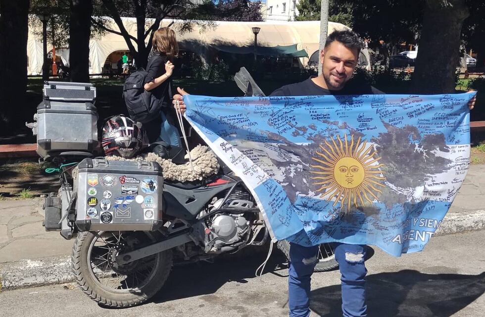 Un joven recorre el país en moto con una bandera argentina para que firmen los excombatientes de Malvinas