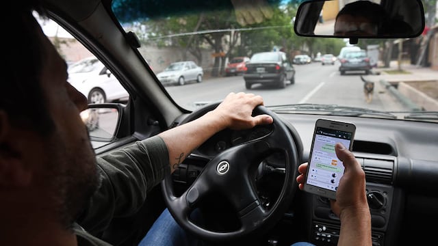 El uso del celular se multará por cámaras desde febrero.