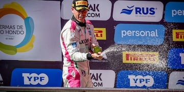Leonel Pernía pudo festejar abajo del auto, su bicampeonato del TC2000, luego de que Jorge Barrio.
