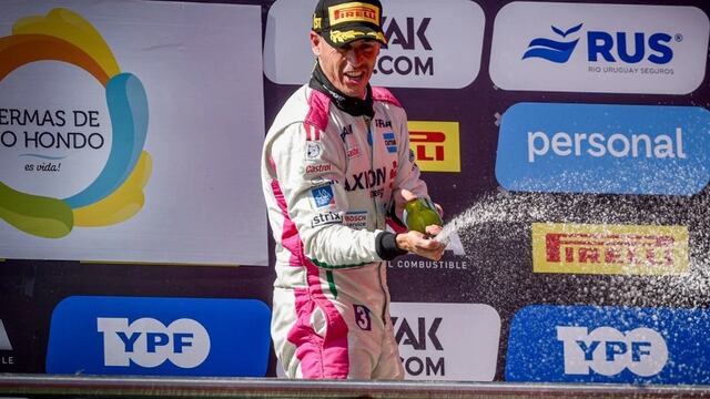 Leonel Pernía pudo festejar abajo del auto, su bicampeonato del TC2000, luego de que Jorge Barrio.