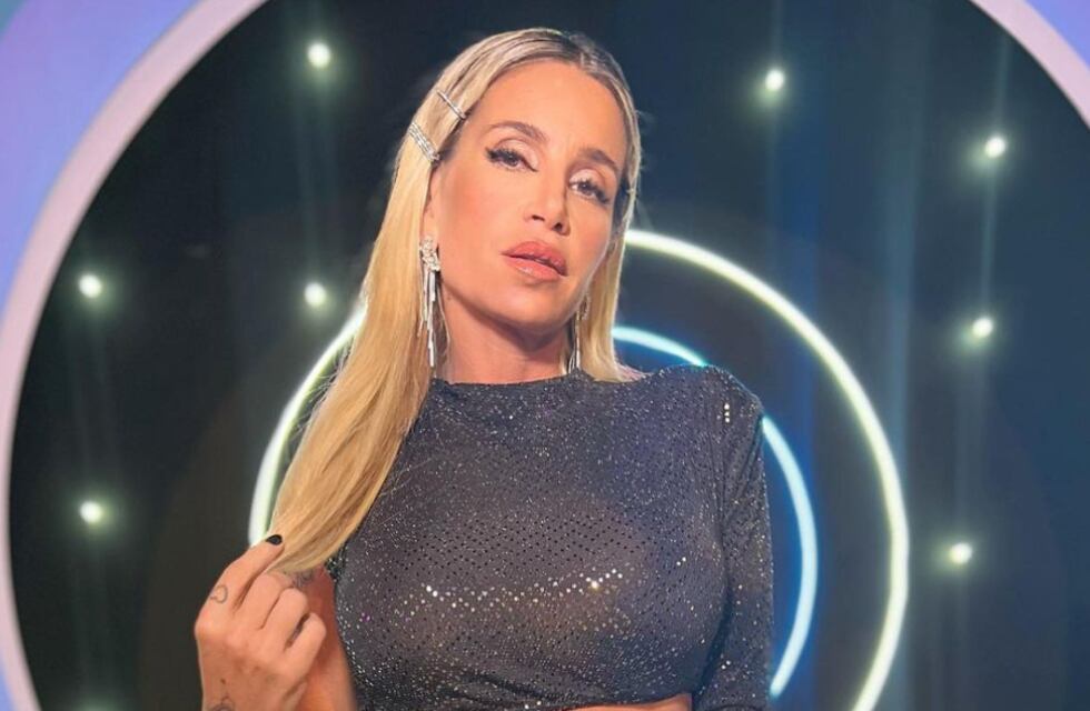 Florencia Peña conquistó con el outfit que lució para su programa: vestido negro y bandeau plateado