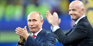 Putin e Infantino juntos durante el Mundial de Rusia 2018. La relación entre los rusos y la FIFA ahora atraviesa un momento delicado (Foto: AP).