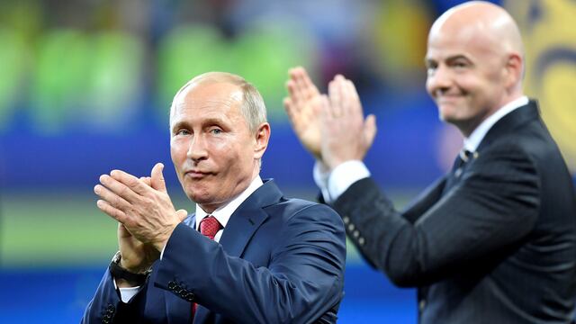 Putin e Infantino juntos durante el Mundial de Rusia 2018. La relación entre los rusos y la FIFA ahora atraviesa un momento delicado (Foto: AP).