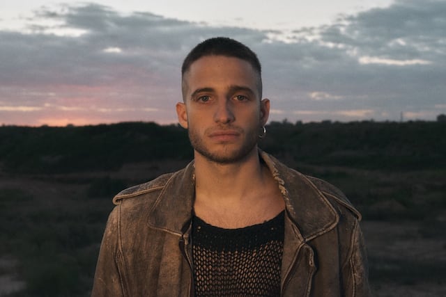 Wos apuesta por la cumbia y el folklore en “Melancolía”, el tercer adelanto de su nuevo álbum, junto a Gustavo Santaolalla