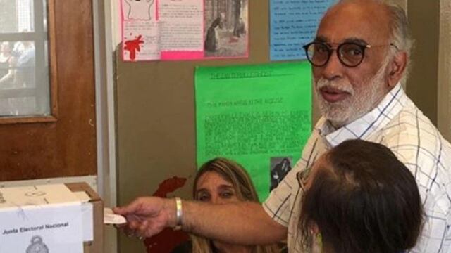 El periodista emitiendo su voto en 2019.
