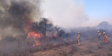 Las llamas no dan tregua al norte de Córdoba. (Gentileza Federación de Bomberos Voluntarios)