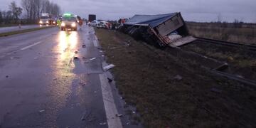 Un choque múltiple en la ruta nacional 12 dejó tres muertos y cinco heridos.