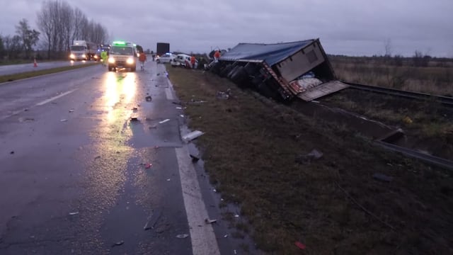 Un choque múltiple en la ruta nacional 12 dejó tres muertos y cinco heridos.