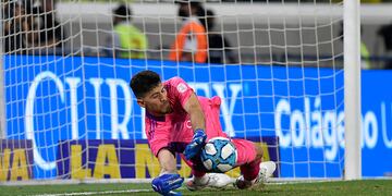 Agustín Rossi le atajó el penal a Róger Guedes.
