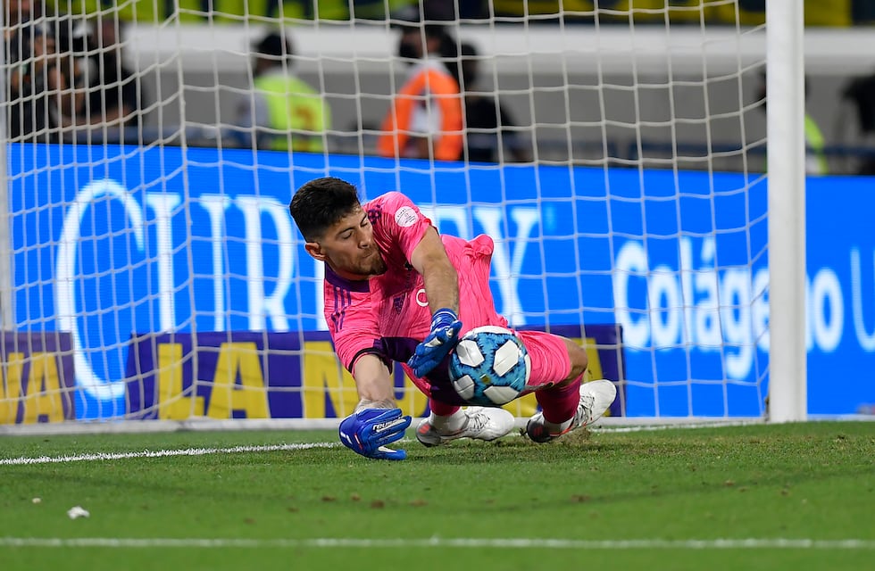 El penal que le atajó Agustín Rossi a Róger Guedes para que Boca y Corinthians empaten 0 a 0