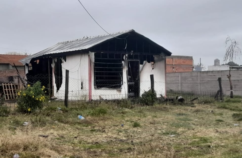 Se incendió la casa de un director técnico puntaltense y venden rifas para ayudarlo