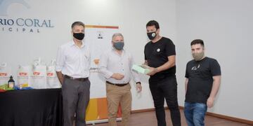 Se hizo entrega de la Bandera Internacional de la Discapacidad a Alexis Varas y a Franco Gil, actuales Presidente y Vicepresidente de la comisión.