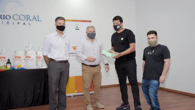 Se hizo entrega de la Bandera Internacional de la Discapacidad a Alexis Varas y a Franco Gil, actuales Presidente y Vicepresidente de la comisión.