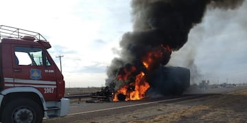 Chocaron dos camiones en Santa Rosa. Uno se incendió. Los choferes salieron ilesos.