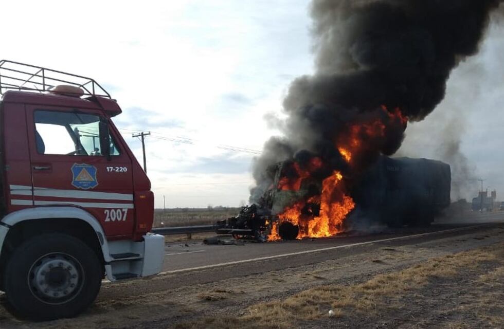 Chocaron dos camiones en Santa Rosa, uno de ellos se incendió y los conductores se salvaron de milagro