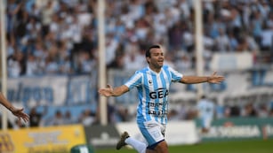 Un festejo a fondo de Facundo Curuchet, por el gol del triunfo de Racing ante San Miguel. Primero que hace en la Academia (Javier Ferreyra / La Voz).
