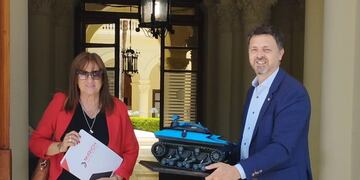 Estela Miño Secretaria de de Inversiones de la Municipalidad de Gualeguaychú y Sebastián Mirich presidente de la firma American Robotics.