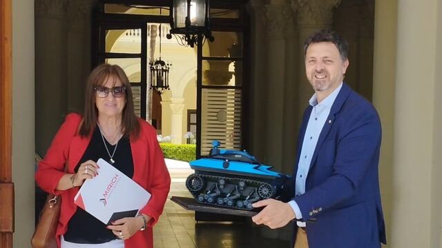 Estela Miño Secretaria de de Inversiones de la Municipalidad de Gualeguaychú y Sebastián Mirich presidente de la firma American Robotics.