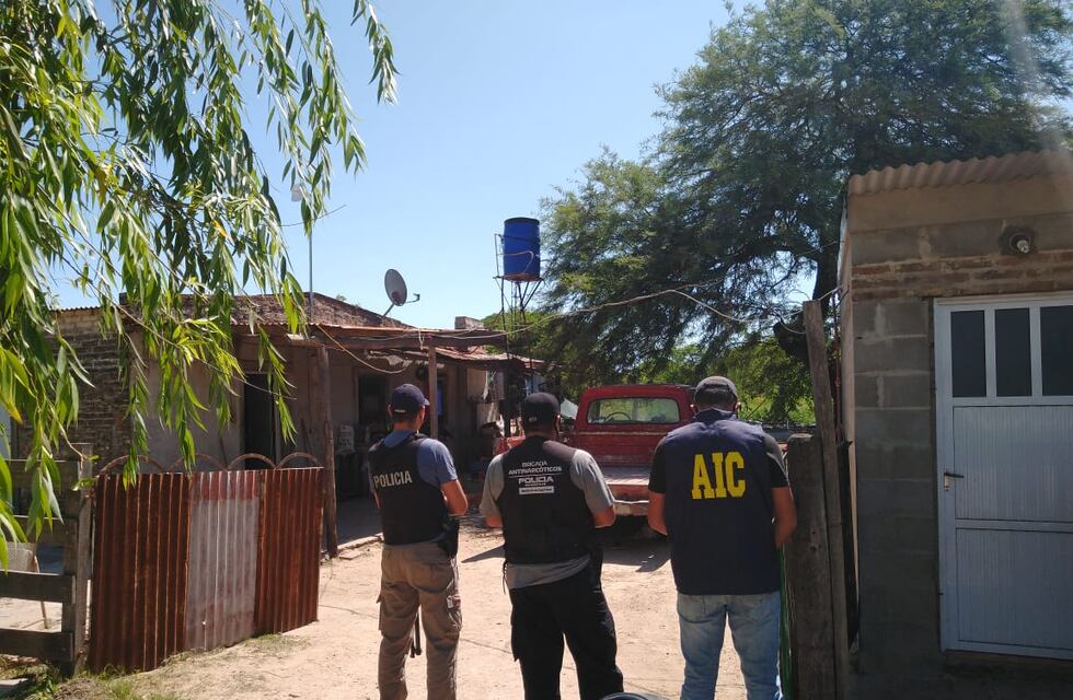 San Cristóbal: dos detenidos, drogas y un arma