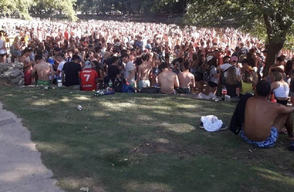 Otro desborde de gente a la orilla del río en Calamuchita