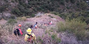 El grupo de rescate baja con los turistas de Entre Rios que se extraviaron en las sierras de Comechingones. Gentileza El Diario