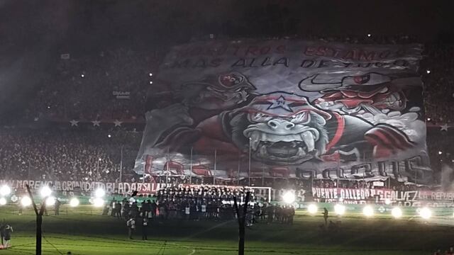 La hinchada rojinegra desplegó el "trapo" en el homenaje a Maxi Rodríguez.