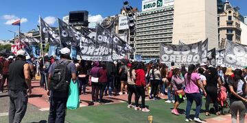 El Polo Obrero y otras organizaciones se congregaron en el Obelisco (Foto: Twitter @RED92cadadiamas)